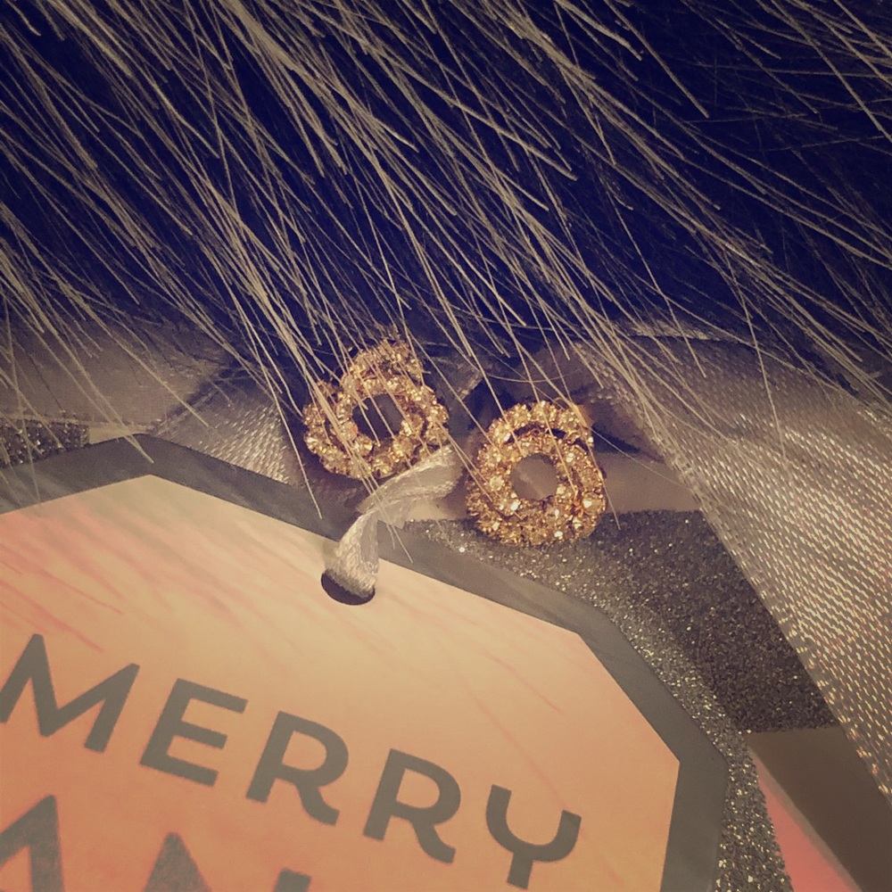 ✅ 3/10 💎 CZ & gold toned Icing knitted earrings.